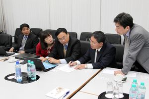 페트로베트남 전문가들이 튜멘NIIgiprogas에서 일하고 있다. 튜멘, 러시아. 2014.