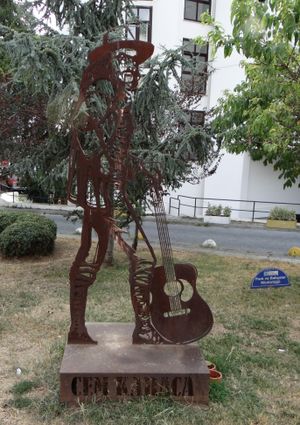 젬 카라자의 동상