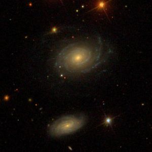 NGC 1(사진 중앙)과 NGC 2(사진 하단). 둘은 안시 이중 천체처럼 보이나 실제로는 서로 매우 멀리 떨어져 있다.