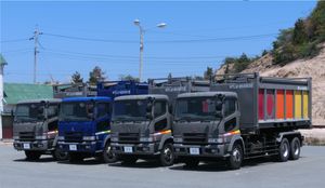 산업 폐기물 수송용 덤프트럭에 부착된, 사유지에서만 통용되는 독자적인 구내 플레이트. 테시마 (가가와현)의 전 산업 폐기물 처리장.