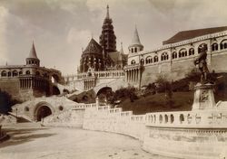 1900년 어부의 요새, 오른쪽에 이슈트반 토트의 존 후니야디 동상