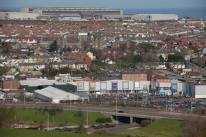 2007년 3월 란, 사진 상단에는 FG 윌슨 공장, 중앙에는 모일 병원, 하단에는 라하르나 소매 공원(구 인버콘 제지 공장 부지)이 있다.