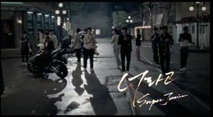 슈퍼주니어 멤버들이 뮤직비디오 마지막 장면에 서 있다.
