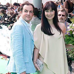 논나 그리샤예바가 2011년 Muz-TV 시상식에서 남편 알렉산드르 네스테로프와 함께 있다.