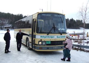 핀란드 파르가스의 스캬르고르드스베겐 도로를 달리는 통학버스