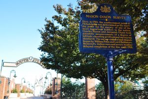 필라델피아의 프론트 및 사우스 거리의 역사적 표지판, 측량이 시작된 곳