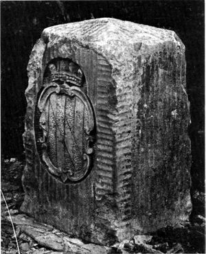 메이슨-딕슨 선의 경계 기념비. 이 표지석들은 원래 선을 따라 매 5마일마다(8km), 각 주를 나타내는 가문의 문장이 새겨져 있었다.