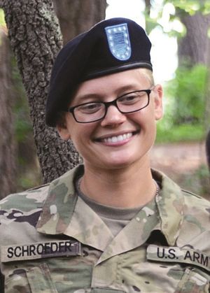 2019년 포트 잭슨에서 기초 군사 훈련을 수료하는 슈로더