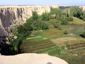 교하가 위치한 고원 기슭의 풍경