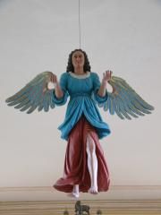 독일 힌터헤름스도르프 천사 교회 세례반의 떠다니는 세례 천사. 이 교회는 이 천사의 이름을 따서 지어졌다.