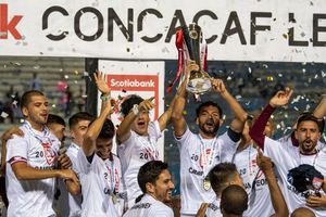 바란테스가 2019 CONCACAF 리그 우승 트로피를 들어 올리고 있다.