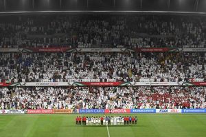 알이마라트 알아라비야 알무타히다}} 선수들과 팬들의 모습