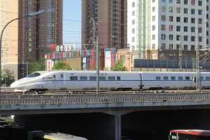 2015년, 베이징 서역에 D924 광저우-베이징 야간 열차로 도착하는 CRH2E.