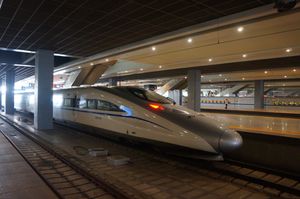 CRH380A의 실험용 테스트베드인 CRH2C-2150이 상하이 훙차오역에 정차해 있다.