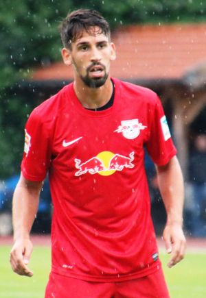 케디라가 리퍼링과의 친선 경기에서 RB 라이프치히를 위해 뛰고 있다.