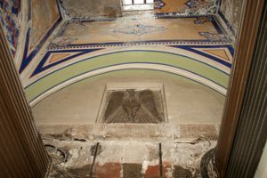 구 베데스텐 동쪽 문 바깥에 있는 비잔틴 제국 (콤네노스 시대) 독수리