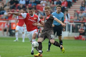 2013년 8월, 할스텐베르크가 토르스텐 마투슈카와 공을 다투고 있다.