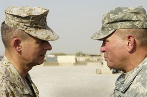 2006년 8월 서먼(오른쪽)이 합동참모본부 의장인 피터 페이스 장군과 대화하고 있다.