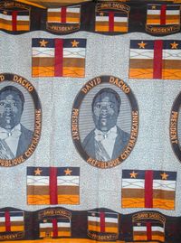 다비드 다코 대통령과 중앙아프리카 공화국 국기가 그려진 카펫; 국기에는 별이 하나가 아닌 두 개로 잘못 묘사되어 있다.