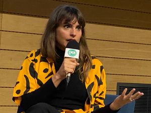 2021년 히혼 국제 영화제에서 데뷔 단편 영화 Tótem loba를 발표하는 에체기