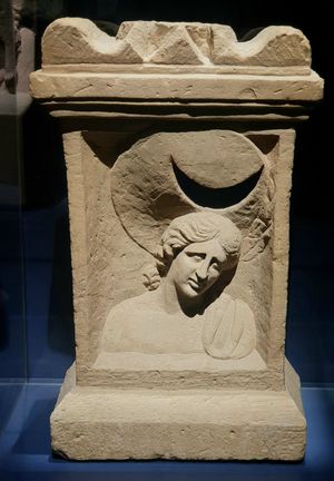 루나에게 바치는 미트라교 제단 (2~3세기)