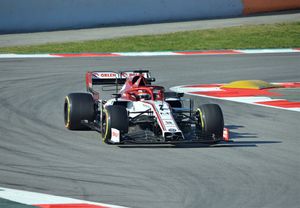 2020년 알파로메오 포뮬러 원 경주차를 운전하는 키미 래이쾨넨