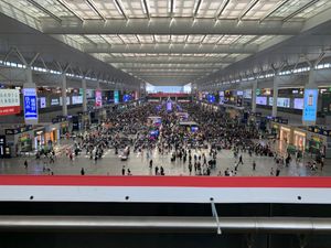 청명절 기간의 훙차오 기차역 2층