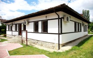 자코바 최초의 알바니아 학교 건물