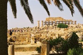 셀리누스의 아크로폴리스: 앞쪽은 신전 A, B 및 O의 후부. 뒤쪽은 신전 C의 열주.