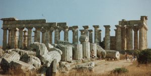 동쪽 언덕: 앞은 신전 F, 뒤는 복원된 신전 E