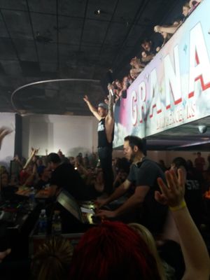 2017년 4월 심플 플랜과 함께 공연하는 부비에