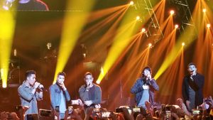 CNCO가 2016년 1월 첫 콘서트에서 공연하고 있다.