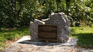 WV 세네카 바위에 박아둔 제10산악사단을 기리기 위한 상패