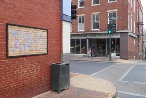 클락타워 빌딩 측면에 있는 "What is ART?" 표지판