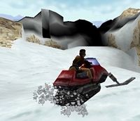 라라 크로프트가 게임 레벨을 탐험하기 위해 스노우 모빌을 타고 있다.