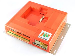 게임 카트리지가 없는 아토미스웨이브 아케이드 기판. 전면에 입력 장치 등을 위한 확장 I/O 카트리지가 장착되어 있고, 오른쪽에 통신 카트리지가 장착되어 있다.