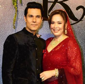 2023년 아내 린 라이쉬람과 함께 있는 후다