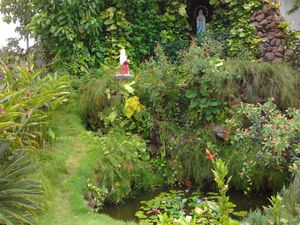 첸나이 산토메 바실리카에 있는 백합 연못이 있는 마리아 동굴