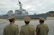 다낭항에 정박하는 USS 커티스 윌버를 바라보는 베트남 군 관계자