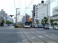 사카이 시내의 그린 벨트식 병용 궤도 (슈쿠인 부근)