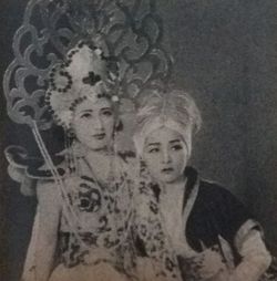 1934년 『투란도트 공주』에서 쿠사부에 미코 (왼쪽)와 사요 후쿠코 (오른쪽)