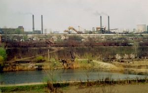 갈라치에 있는 자유 철강 공장, 철도망 및 Cătușa 호수의 모습