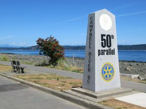 캐나다 브리티시컬럼비아 주 캠벨 리버의 올드 아일랜드 하이웨이 옆에 있는 50도 병렬 표지판