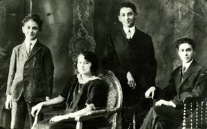 프론디지 형제들(실비오, 리두비나, 아르투로, 리시에리; 1915년)