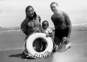 프론디시와 그의 가족이 직접 지은 집 엘레니타에서 찍은 사진.