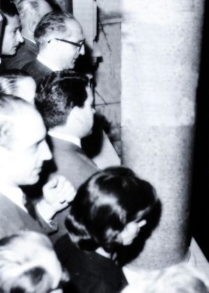 프론디시는 "세속적이냐 자유냐"라는 구호를 외치는 학생 시위를 핑크 하우스 발코니에서 지켜보고 있다.