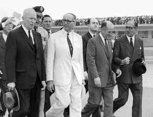 프론디시와 아이젠하워가 에세이사에 있다.