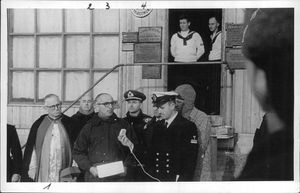 디셉션 섬에서 아르투로 프론디시 대통령이 라디오로 방송되는 연설을 하고 있다.