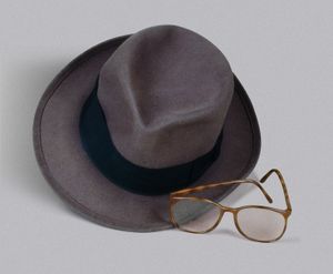 아르투로 프론디시의 모자와 안경