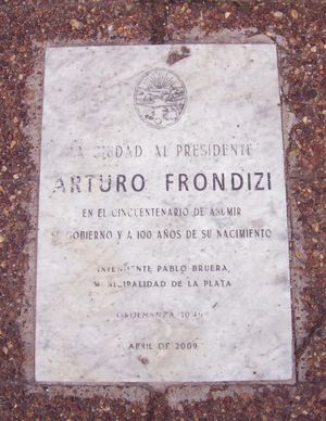 라 플라타에 있는 아르투로 프론디시 기념패